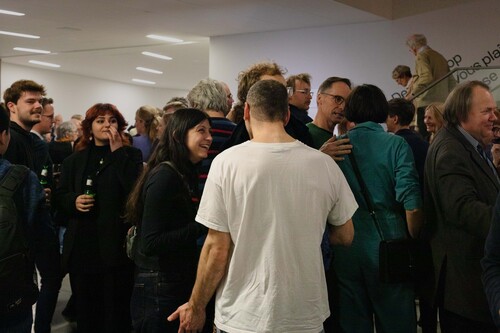 Bezoekers tijdens vernissage van M Leuven