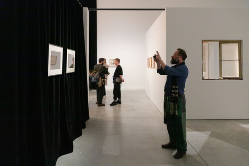 Bezoekers tijdens vernissage van M Leuven