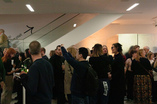 Bezoekers tijdens vernissage van M Leuven