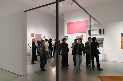 Bezoekers en curator in de museumzalen van 'Alias' in M Leuven