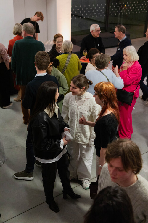 Bezoekers tijdens vernissage van M Leuven