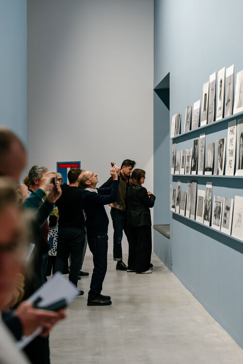 Bezoekers in zalen M tijdens een hedendaagsekunsttentoonstelling