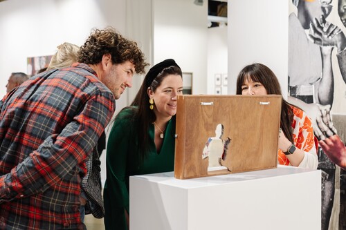 Bezoekers tijdens kunstbeurs Art Rotterdam