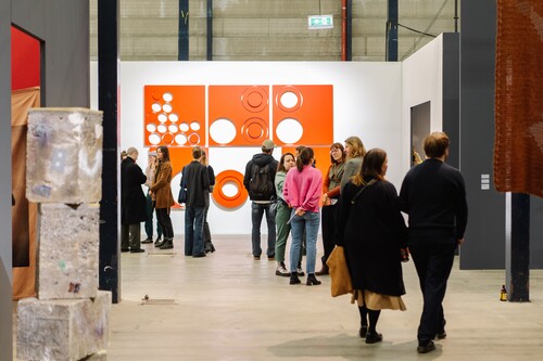 Bezoekers tijdens kunstbeurs Art Rotterdam