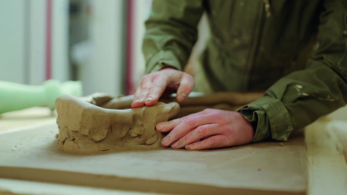 Grace Schwindt aan het werk aan nieuwe productie ‘A History of Touch’ in atelier RR Keramiek Branden (Nl)