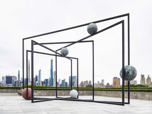 Alicja Kwade, ParaPivot op het dakterras van het Metropolitan Museum of Art New York, 2019