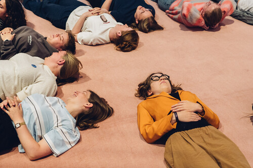 Yoga in de museumzalen van M Leuven