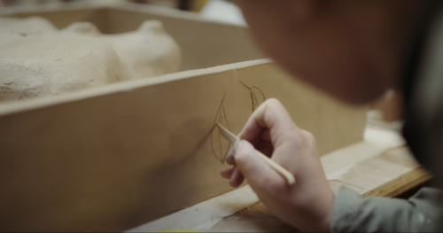 Kunstenaar Grace Schwindt graveert een afbeelding van een plant in haar werk 'A History of Touch'.