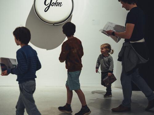 Familie met kinderen in de museumzalen van museum M Leuven